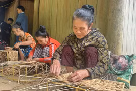 Nghề đan lục bình - sinh kế mới cho bà con miền cao xứ Nghệ