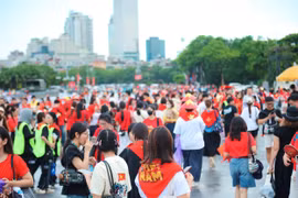Hàng nghìn người nườm nượp kéo về sân Mỹ Đình, sẵn sàng 'cháy' cùng concert 'Tổ quốc trong tim'