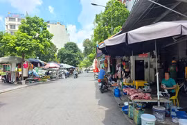 Các xã, phường tại Hà Nội được yêu cầu rà soát các tụ điểm chợ cóc, chợ tạm trong tháng 9/2025