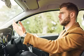 Mẹo thông minh giúp bạn trị xe bám đuôi mà không cần phanh