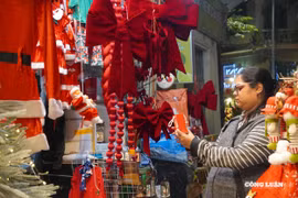 Hà Nội: Phố Hàng Mã bước vào cao điểm mua sắm trước lễ Noel