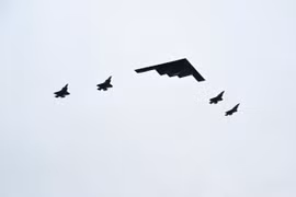 Khoảnh khắc 'bóng ma' B-2 và tiêm kích F-35 bay qua khi hai ông Trump và Putin đến Alaska
