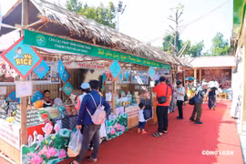 Du khách thích thú khám phá sắc màu làng nghề truyền thống tại Hà Nội