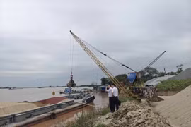 Xử lý bến bãi xây dựng hoạt động không phép trên tuyến sông Hồng