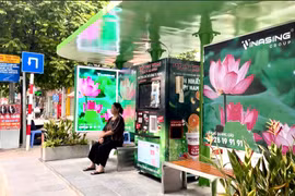 Người dân thích thú trải nghiệm tiện ích mới tại nhà chờ xe buýt trên vành đai 2
