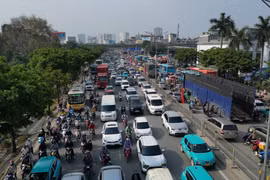 Hà Nội: Tắc đường kéo dài do người dân rời Thủ đô về quê nghỉ lễ 30/4