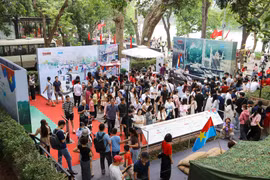 Hàng nghìn người vẫn nườm nượp xếp hàng nhận phụ san đặc biệt của Báo Nhân Dân