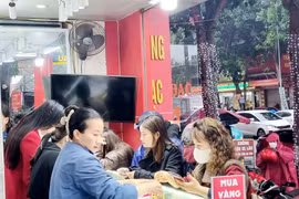Người dân 'đội mưa' mua vàng ngày vía Thần Tài ở Hà Tĩnh