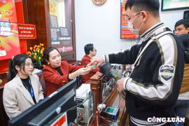 Ngày vía Thần Tài: Một người bán gần 5 chỉ vàng, trong khi hàng trăm người xếp hàng chờ mua