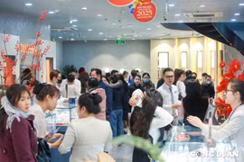Hà Nội: Các tiệm vàng nhộn nhịp khách hàng ngày vía Thần Tài