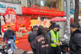 Nhiều khách hàng ngược đời, bán vàng trong ngày vía Thần Tài