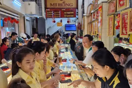 Người dân TP HCM xếp hàng đi mua vàng, cá lóc nướng ngày vía Thần Tài