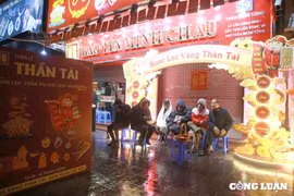 Hà Nội: 'Phố vàng' vắng vẻ, một vài người ngồi từ 3h sáng chờ mua