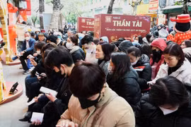 Giá vàng tăng cao ngày vía Thần Tài, lượng giao dịch vẫn tăng, có khách mua số lượng lớn