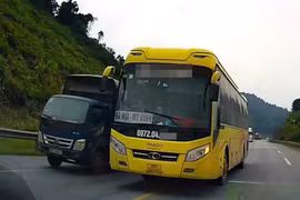 Tài xế xe khách vượt ẩu, suýt gây tai nạn trên cao tốc Nội Bài - Lào Cai