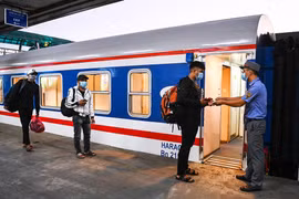 Mở bán vé các đoàn tàu chạy trong dịp nghỉ lễ 30/4 - 1/5