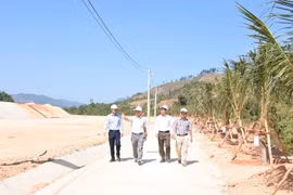 Kon Tum: Cán bộ, giáo viên ủng hộ 120 triệu đồng giúp bà con vùng khó 'an cư, lạc nghiệp'