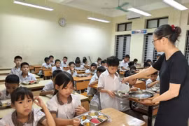 Hà Nội kiểm tra đột xuất bữa ăn bán trú sau vụ rau 'phù phép'