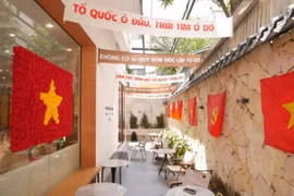 Nhiều quán cà phê ở Hà Nội “khoác áo mới” chào mừng Quốc khánh 2/9