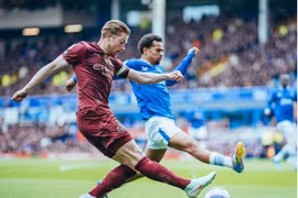 Đánh bại Everton, Man City chen chân vào top 4