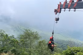 Hà Nội: Giải cứu hai người rơi xuống vực ở Vườn quốc gia Ba Vì