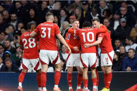 Tottenham thua đau trước Nottingham Forest ngay trên sân nhà