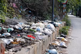 Rác thải chất thành đống trên Đại lộ Thăng Long