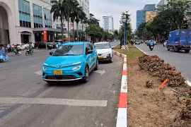 Hà Nội: Xén dải phân cách, vỉa hè để giúp người dân di chuyển dễ dàng