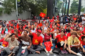 Người dân nô nức chờ diễu binh, đồng thanh hát vang ‘Như có Bác Hồ trong ngày vui đại thắng’