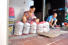 Vợ chồng nghệ nhân Hà Nội gìn giữ hồn Trung thu qua những chiếc mặt nạ giấy bồi