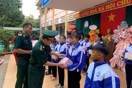 Gia Lai: Trao gần 1,6 tỷ đồng cho học sinh biên giới trong lễ khai giảng năm học mới