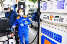 Giá xăng tiếp tục giảm xuống dưới 19.000 đồng/lít
