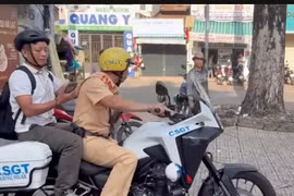 Nhiều thí sinh quên vật dụng được CSGT 'hộ tống' về nhà lấy kịp thời