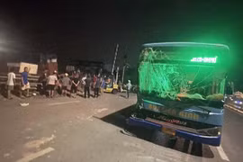 Hà Nội: Xe buýt tông xe tải, húc văng lên đường ray tàu hỏa