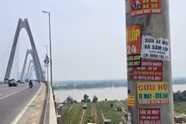 Hà Nội: Cầu Nhật Tân bị 'bôi bẩn' bởi nạn quảng cáo 'sửa xe máy'