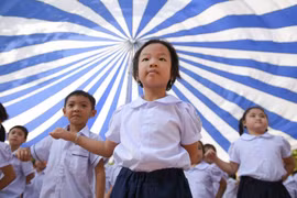 Miễn học phí, phụ phí bủa vây: Mùa tựu trường vẫn lắm âu lo