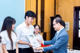 Eximbank trao học bổng trị giá 300 triệu đồng cho sinh viên đại học kinh tế Thành phố Hồ Chí Minh