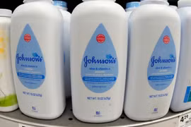 Johnson & Johnson phải bồi thường 40 triệu USD cho hai bệnh nhân ung thư dùng phấn rôm