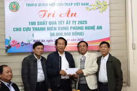 Trung ương Hội Cựu Thanh niên xung phong Việt Nam tặng 100 suất quà cho cựu TNXP Nghệ An nhân dịp Tết Nguyên đán