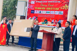 Tạp chí Người Làm Báo tặng quà cho các hộ gia đình khó khăn xã Xuân Lộc, Hậu Lộc, Thanh Hóa trong chương trình Tết đoàn viên- Xuân Ất Tỵ 2025
