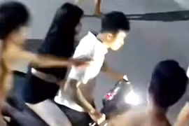Thanh niên bị đánh hội đồng, lao xe máy vào người dù đã nằm bất động