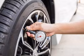 Cách xử lý an toàn khi ô tô nổ lốp giữa đường