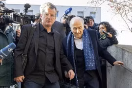 Cựu chủ tịch FIFA Joseph Blatter và huyền thoại Michel Platini lại ra hầu tòa