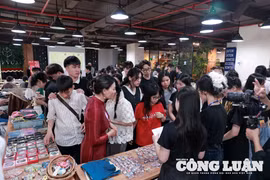 Sinh viên báo chí lan tỏa giá trị văn hóa qua triển lãm nghệ thuật thêu tay 'Họa sắc ngàn tơ'