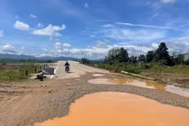 Quảng Ngãi: Đường dẫn dài hơn 1km thi công 6 năm chưa xong, dân “dài cổ” chờ ngày hoàn thành