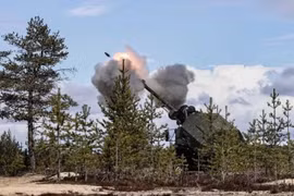 NATO phô diễn sức mạnh gần biên giới Nga