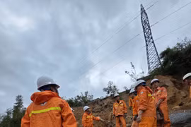 Lãnh đạo Công ty Truyền tải điện 3 kiểm tra công tác vận hành lưới điện sau lũ tại Gia Lai