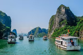 Quảng Ninh bổ sung phí tham quan Vịnh Hạ Long, siết chặt quản lý 'Tàu ca nhạc'