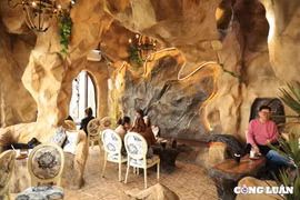 Không gian thưởng thức cà phê độc đáo mô phỏng hang động ở Hồ Tây