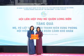 Hanel giao lưu và tặng quà chương trình "Sáng mãi truyền thống Ba đảm đang" quận Long Biên